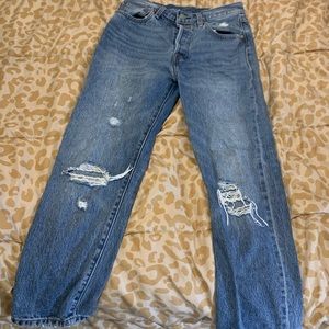 Ripped Levi 501 jeans